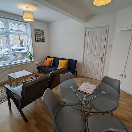 Fantastic 3-Bedroom House In London Morden  Bagian luar foto