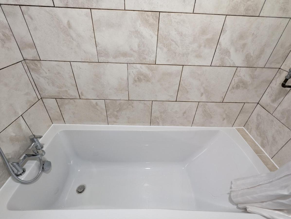 Fantastic 3-Bedroom House In London Morden  Bagian luar foto