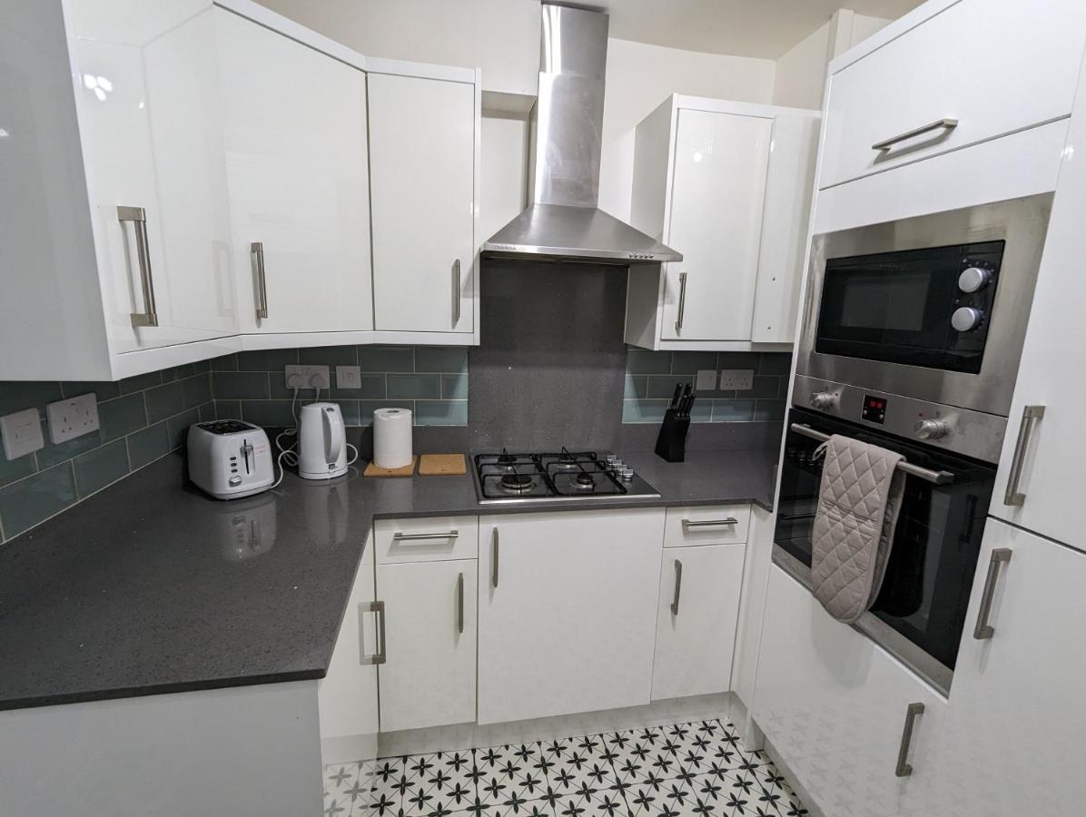 Fantastic 3-Bedroom House In London Morden  Bagian luar foto