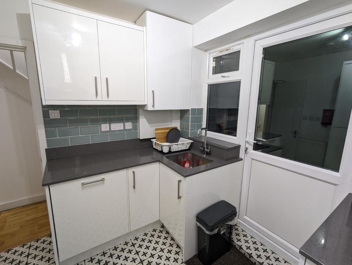 Fantastic 3-Bedroom House In London Morden  Bagian luar foto