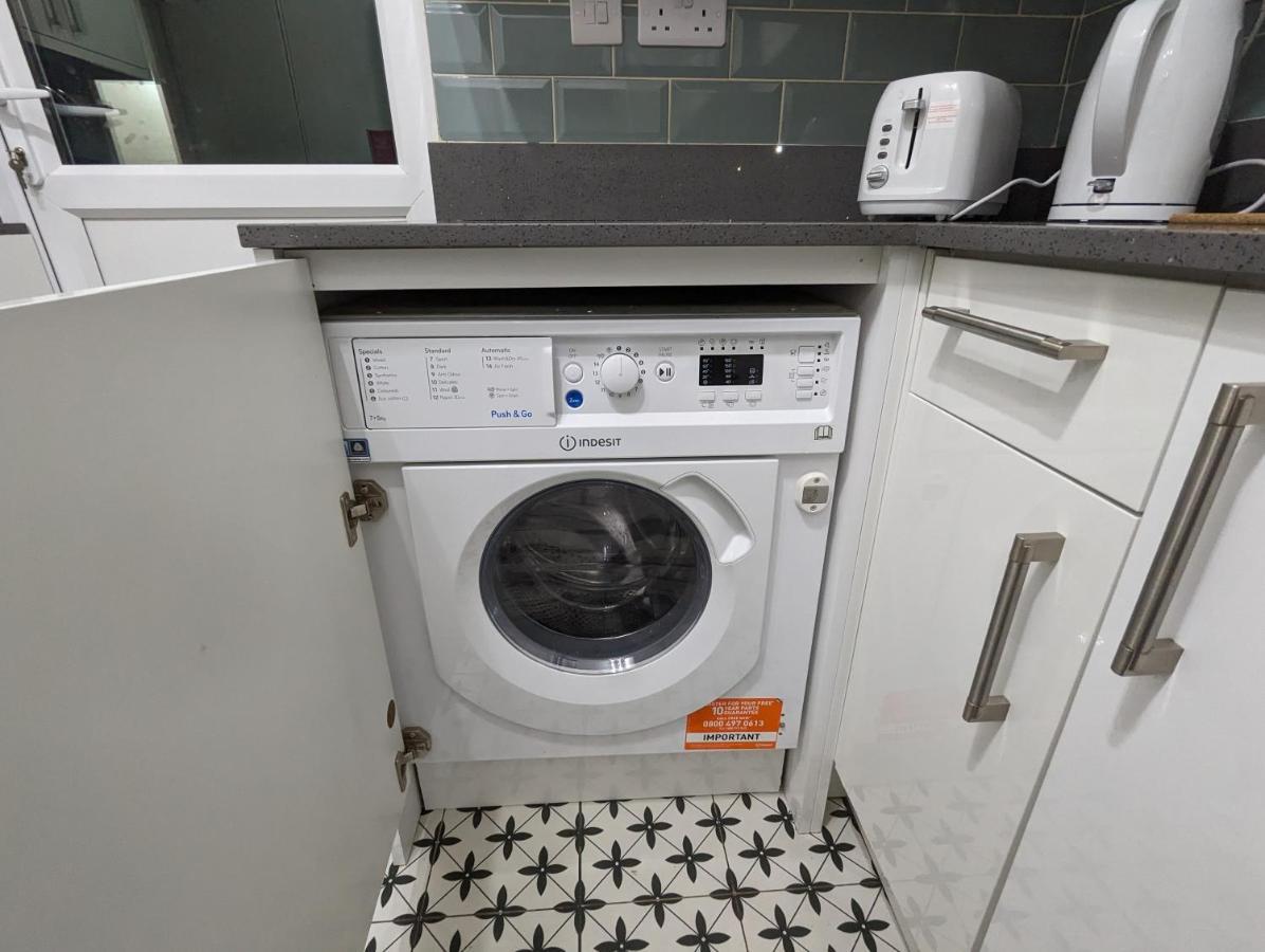 Fantastic 3-Bedroom House In London Morden  Bagian luar foto