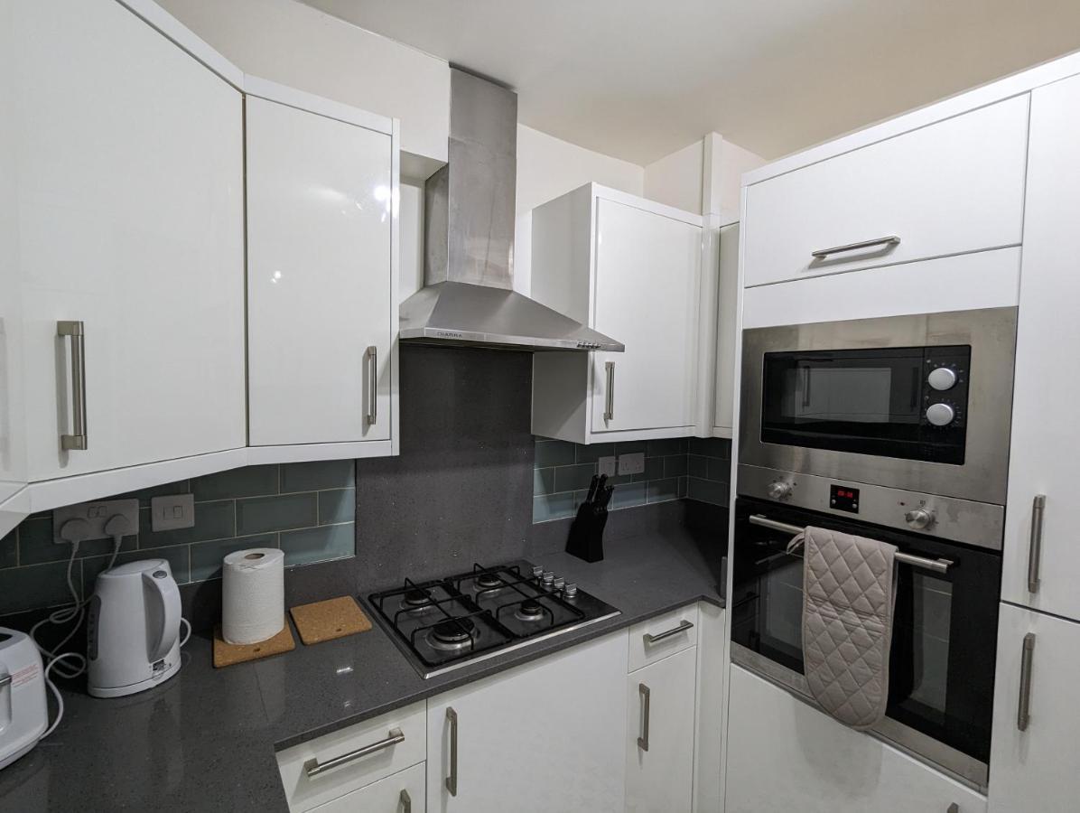 Fantastic 3-Bedroom House In London Morden  Bagian luar foto