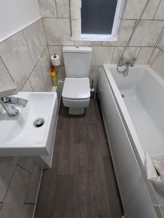 Fantastic 3-Bedroom House In London Morden  Bagian luar foto