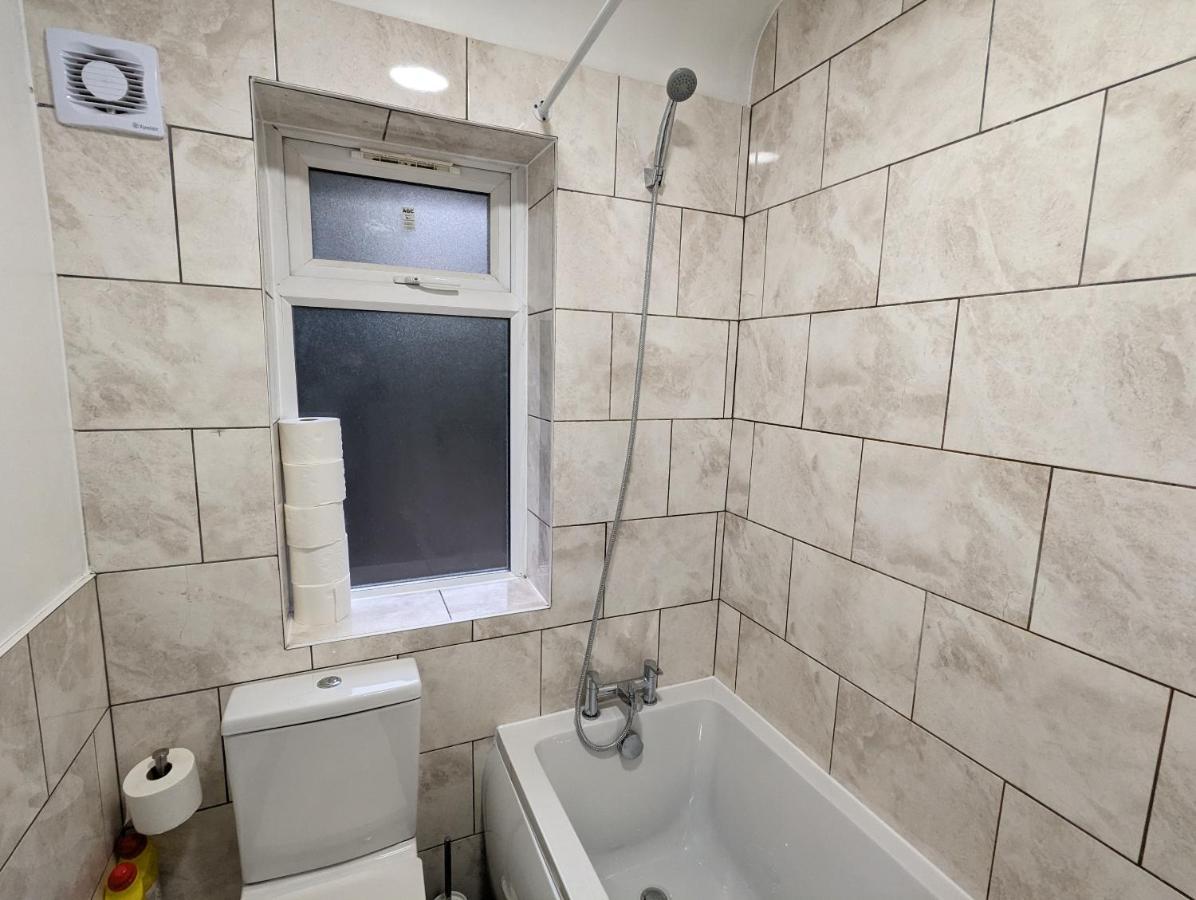 Fantastic 3-Bedroom House In London Morden  Bagian luar foto