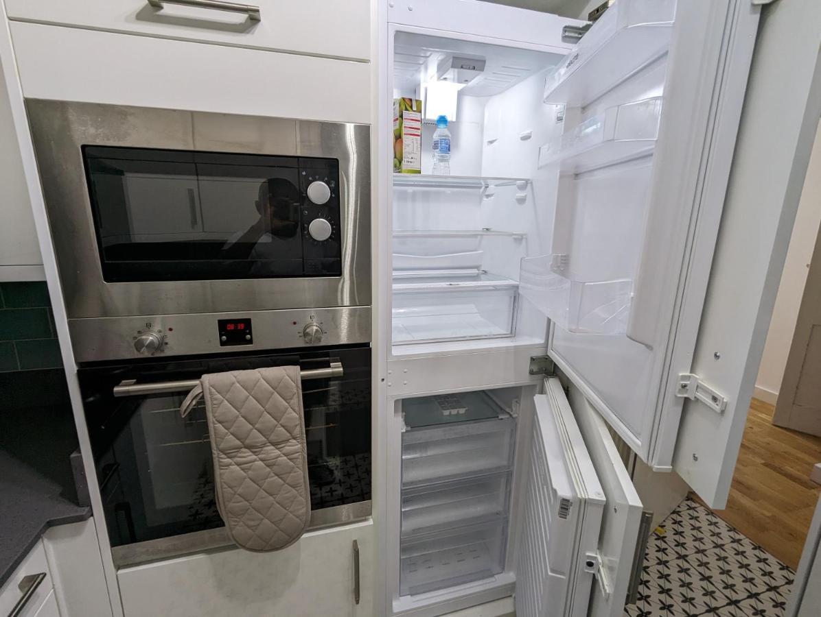 Fantastic 3-Bedroom House In London Morden  Bagian luar foto