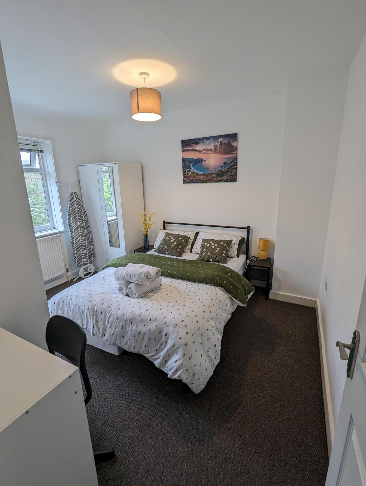 Fantastic 3-Bedroom House In London Morden  Bagian luar foto