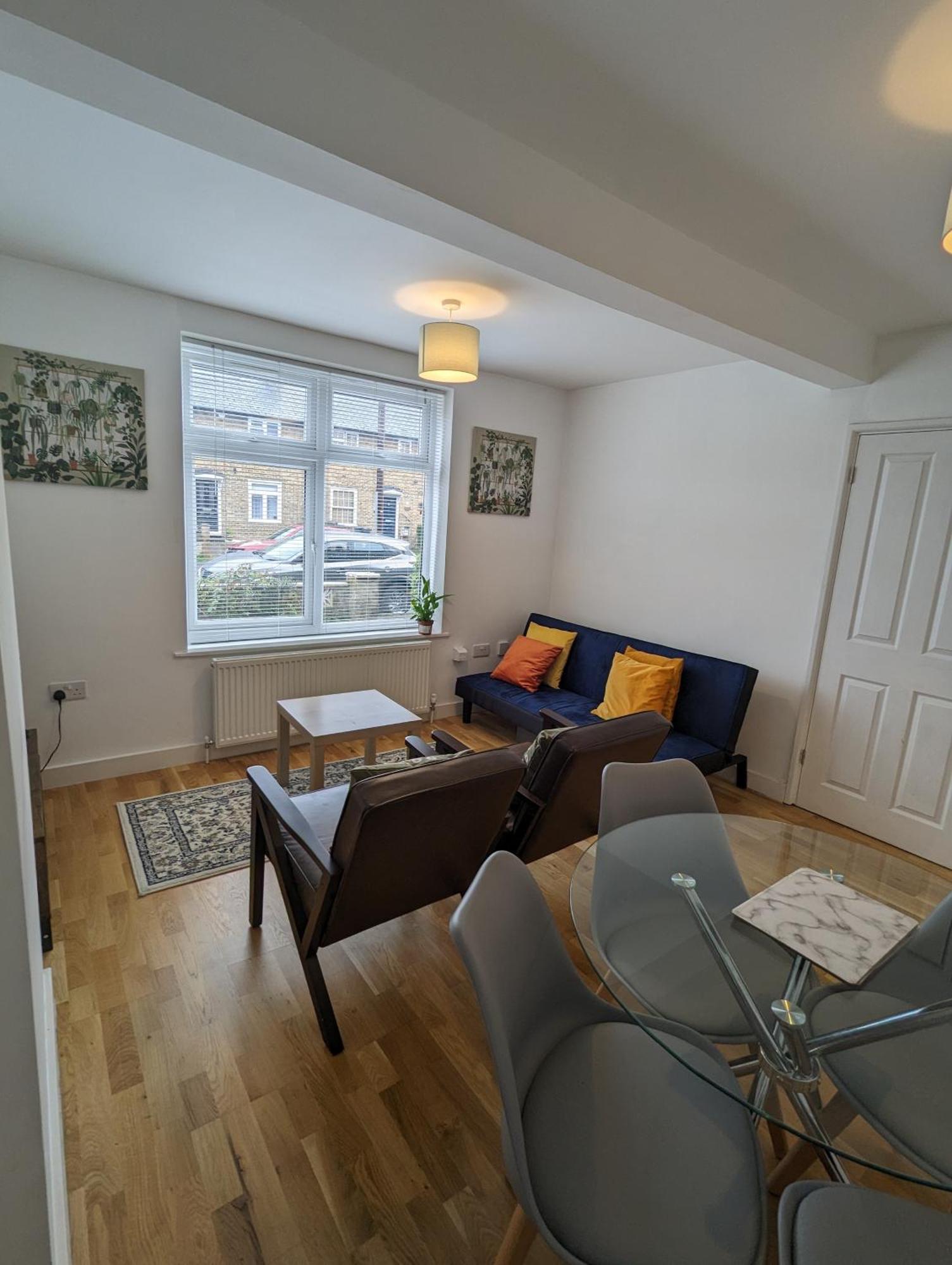 Fantastic 3-Bedroom House In London Morden  Bagian luar foto