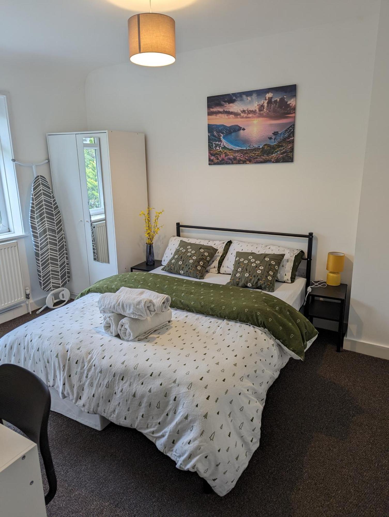 Fantastic 3-Bedroom House In London Morden  Bagian luar foto