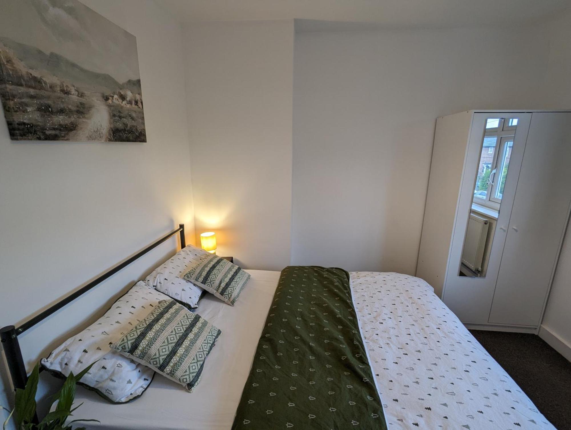 Fantastic 3-Bedroom House In London Morden  Bagian luar foto
